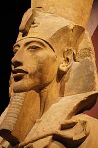 © Tjflex2 - Statue of Akhenaten