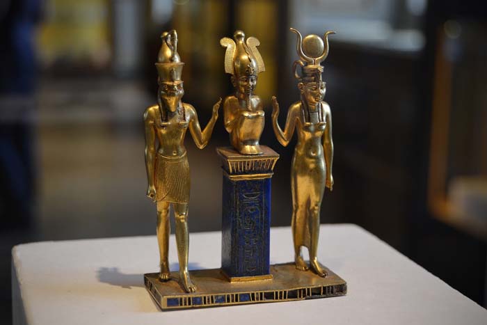 Osiris, con Isis y Horus