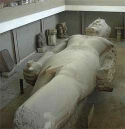 Ramses 2 statue