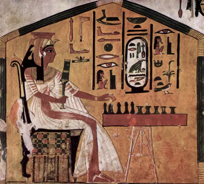 Darstellung von Nefertari beim Spielen von Senet