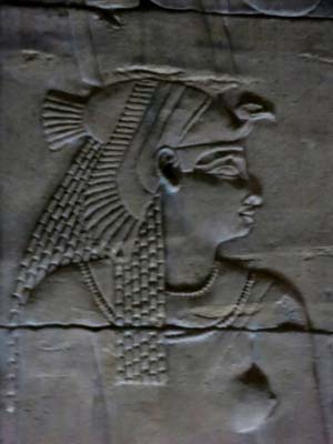 Isis scolpita in bassorilievo