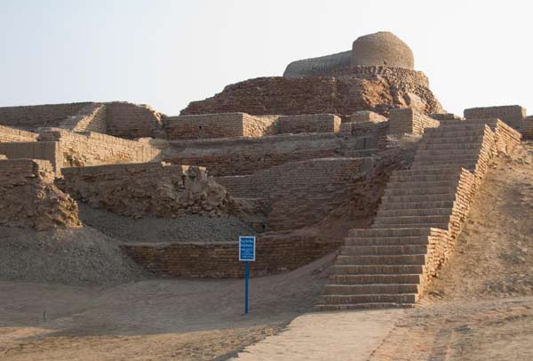 Ruïns of Mohenjo Daro with Stuppa