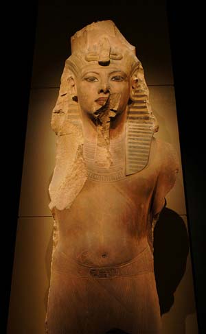 Tutankhamun statue at Thebes